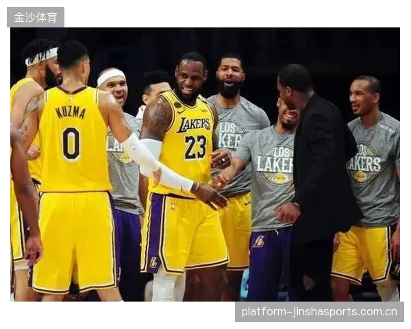 NBA春季战役：湖人与雄鹿“2换1”交易风波，美媒称双方有望互赢！持续补强！